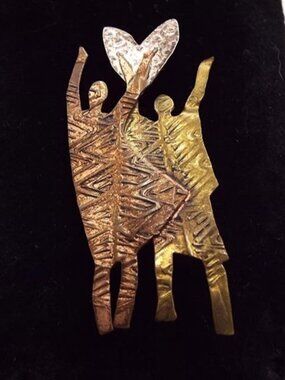 HANDMADE SISTERS HOLDING A HEART IN TRITONE METAL HANDMADE RUSTIC PIN 21